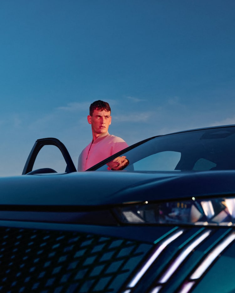 NEW PEUGEOT E-3008 - Front view with a man