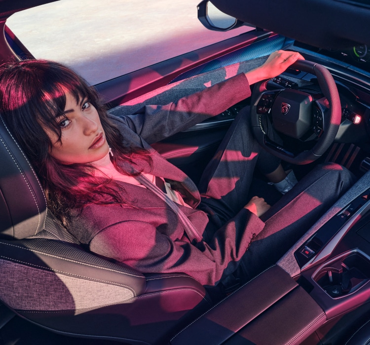 NEW PEUGEOT E-3008 SUV - Woman at the wheel