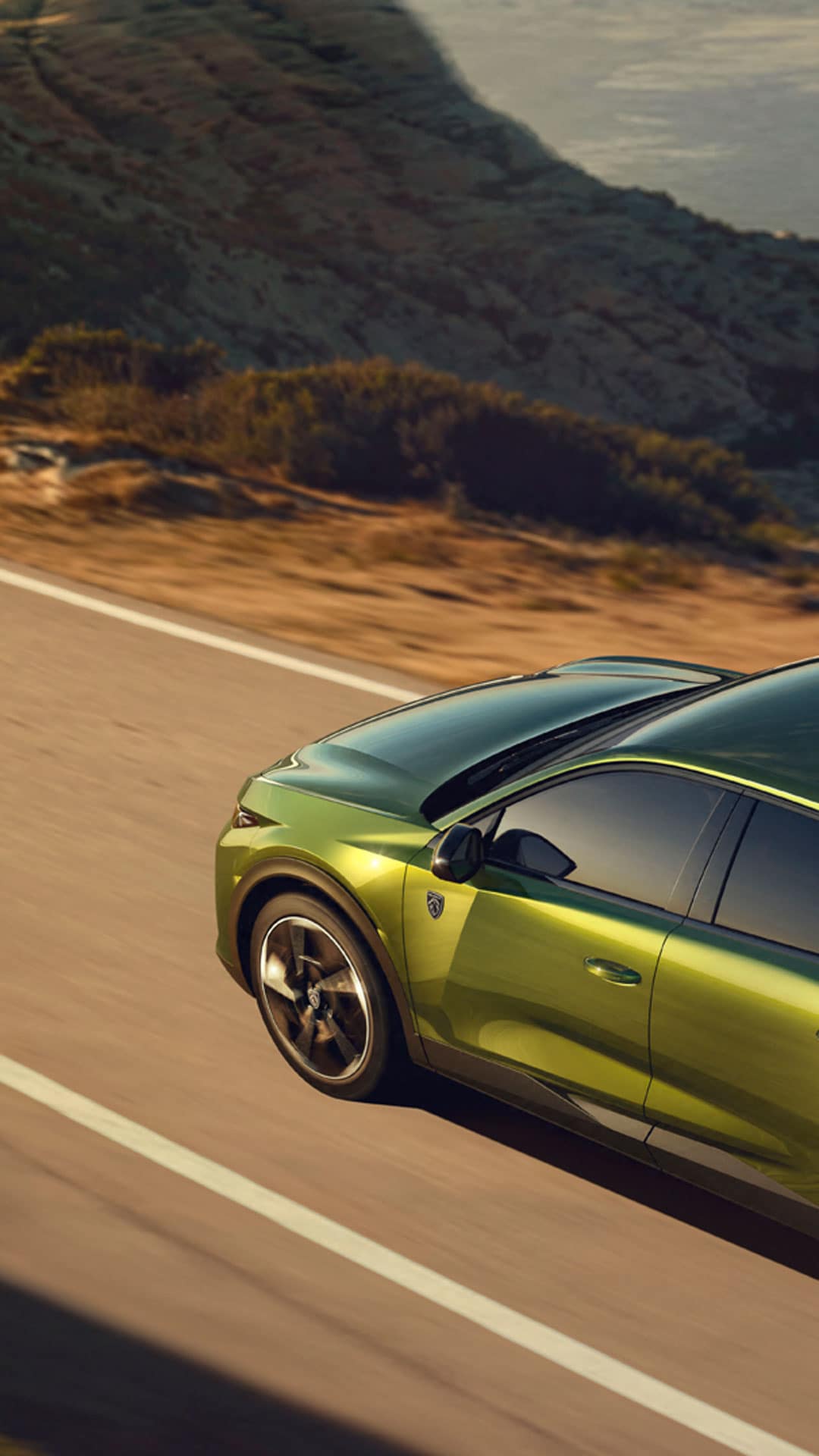 PEUGEOT E-408 auf einer Bergstraße