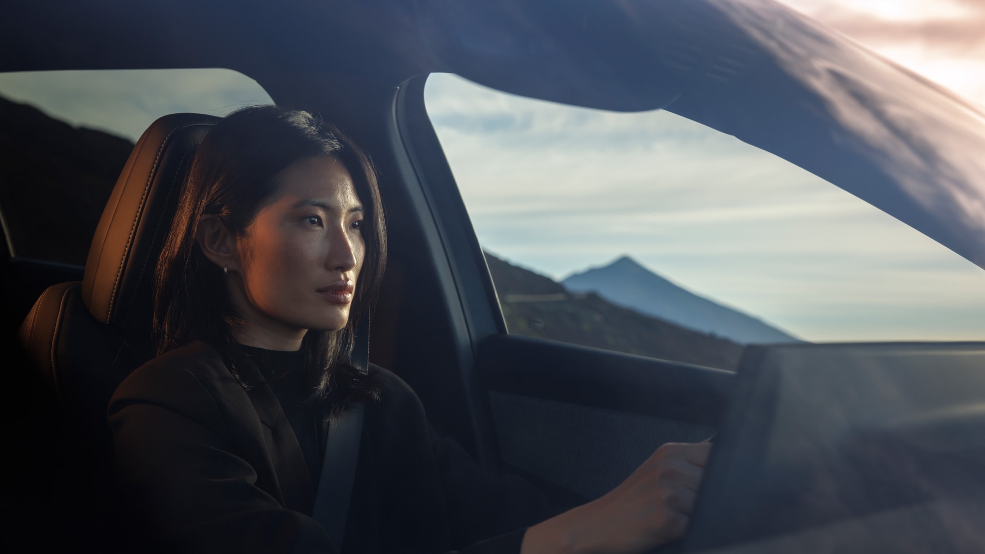 Frau am Steuer eines PEUGEOT E-5008