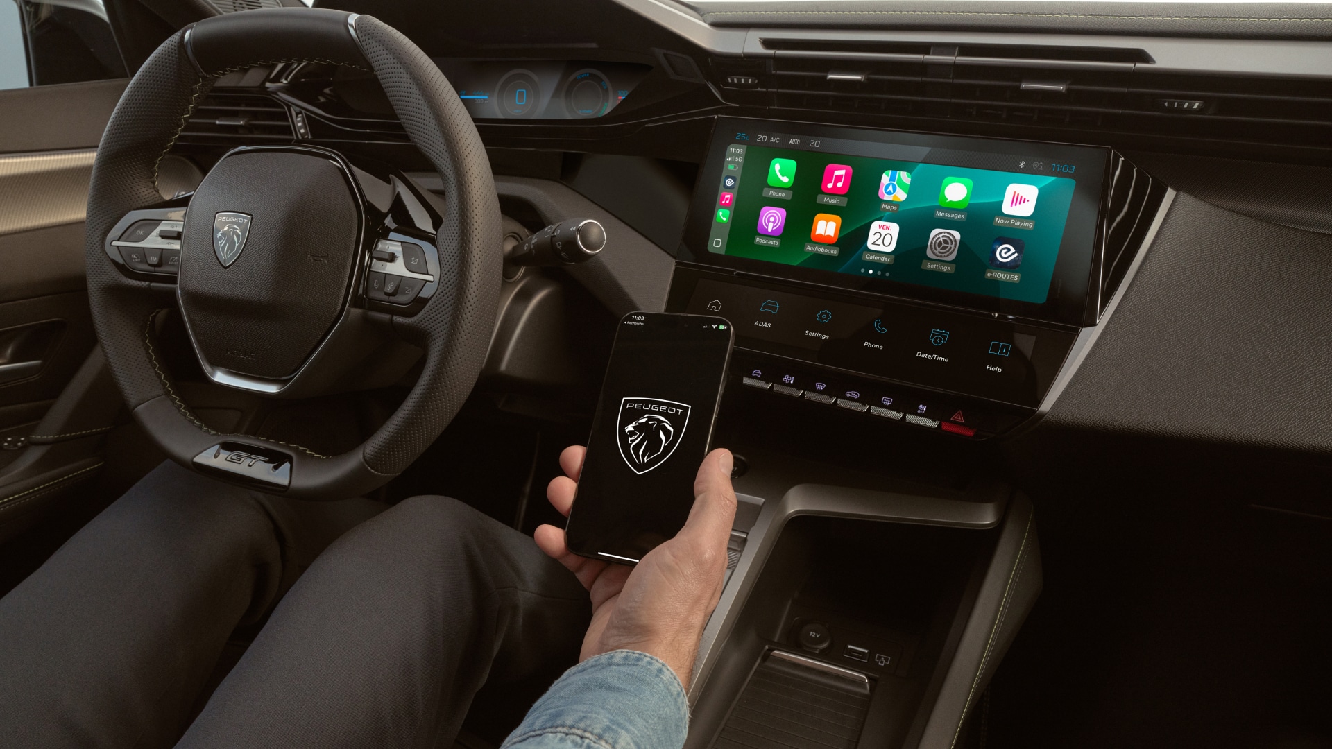 Eine Person nutzt die MyPeugeot App in einem E-308 SW