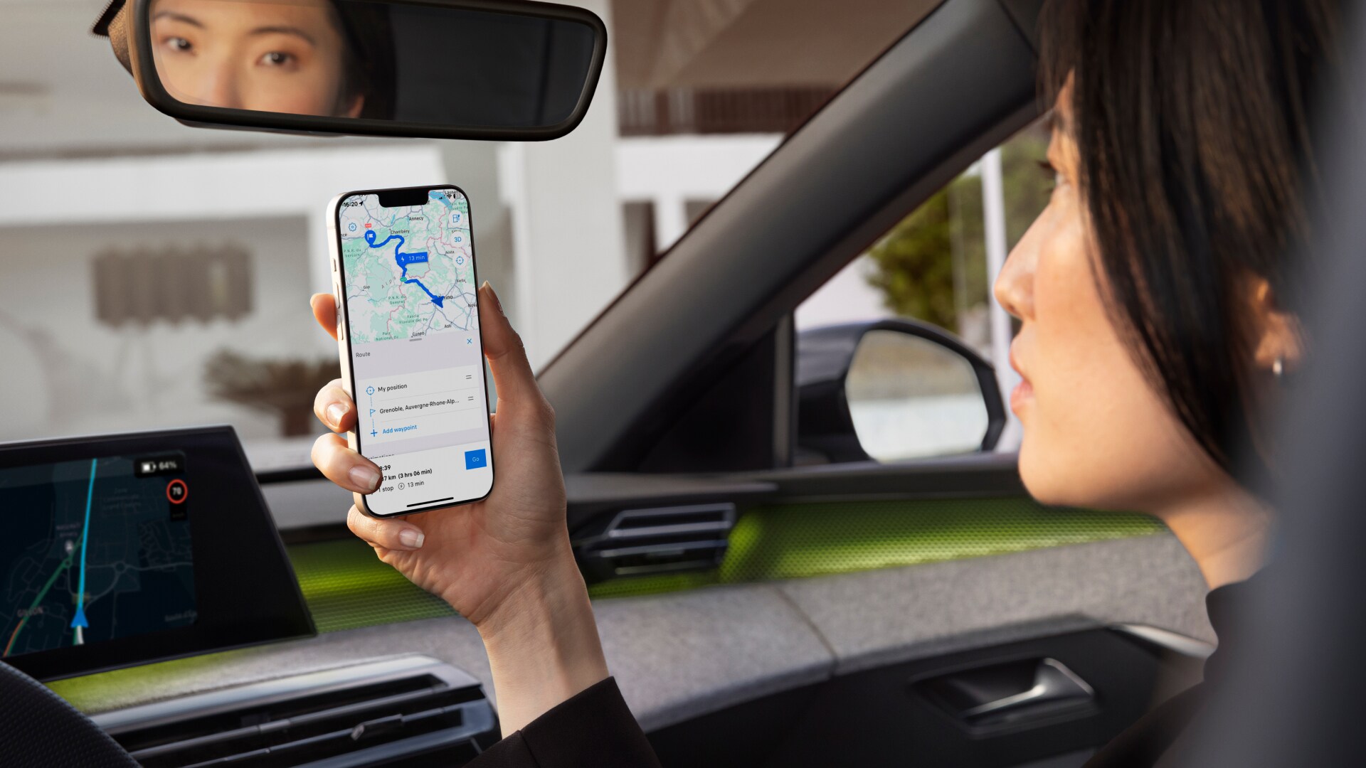 Eine Frau prüft auf ihrem Smartphone ihre Route