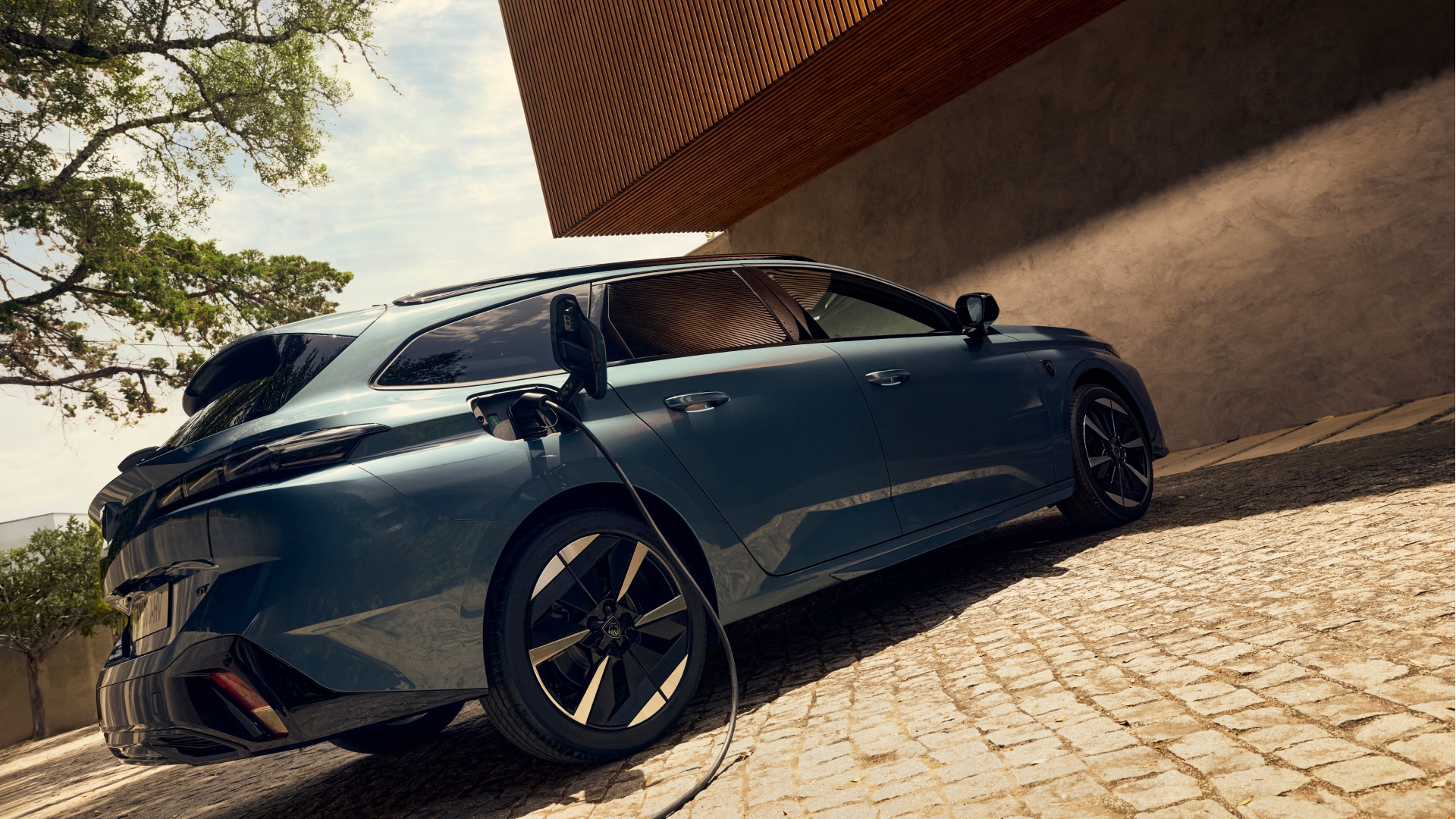 PEUGEOT E-308 SW beim Laden