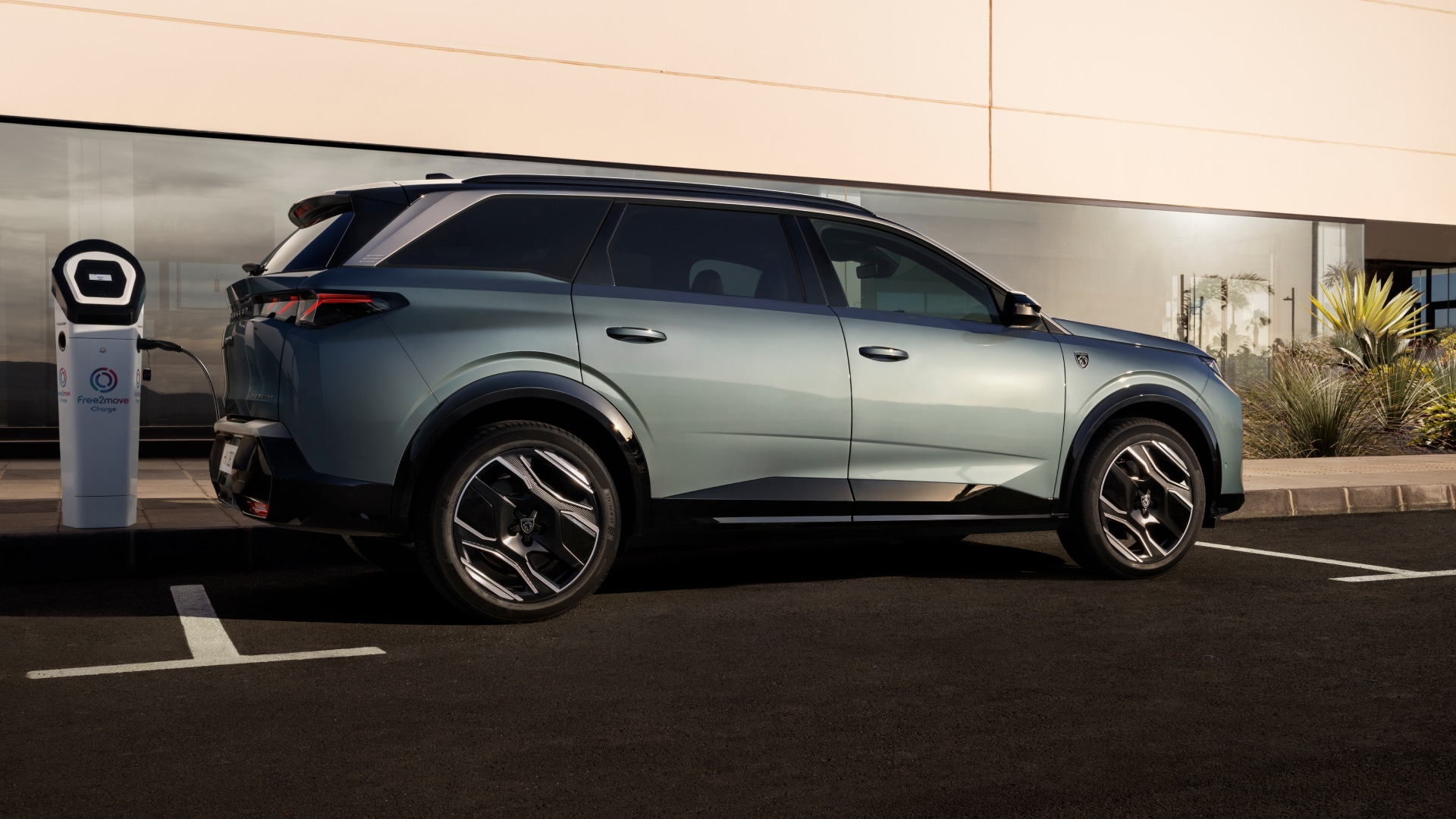 PEUGEOT E-5008 Long Range beim Laden
