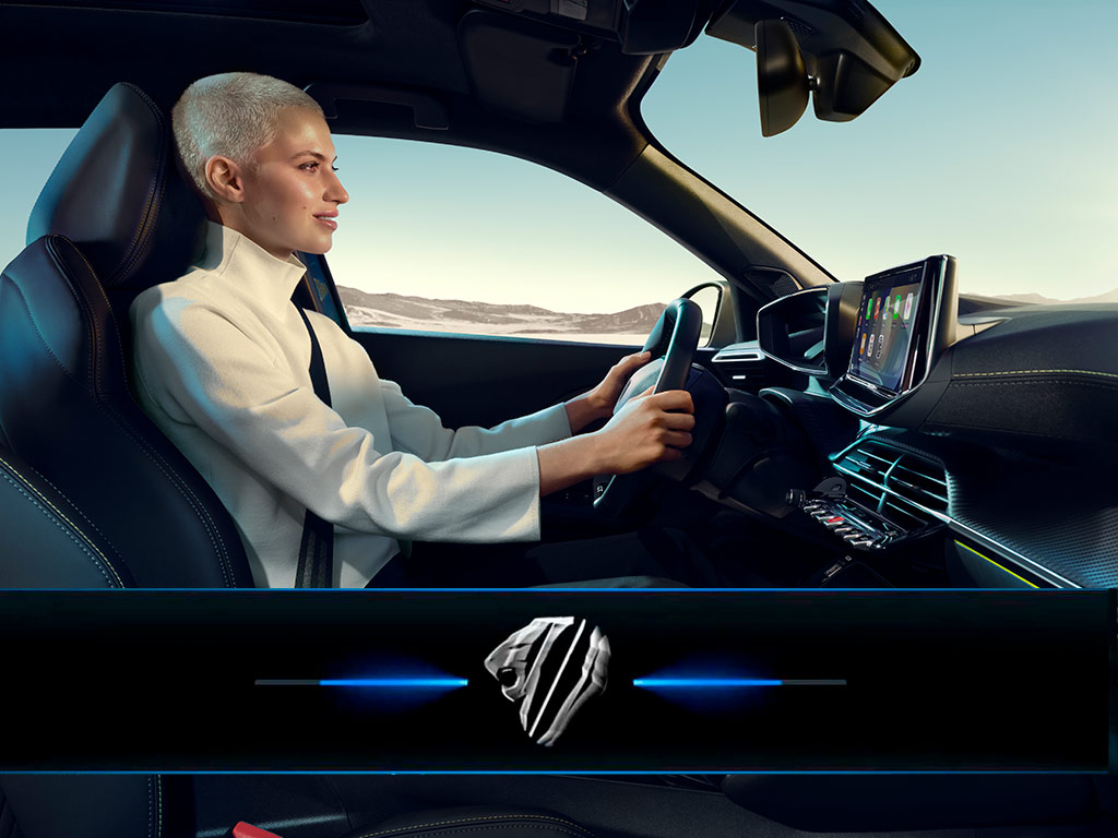 Woman driving the new PEUGEOT E-2008