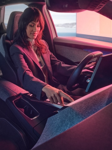 Frau an Bord des neuen PEUGEOT E-3008