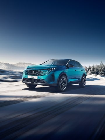 PEUGEOT E-3008 Dual Motor Launch Edition auf der Straße
