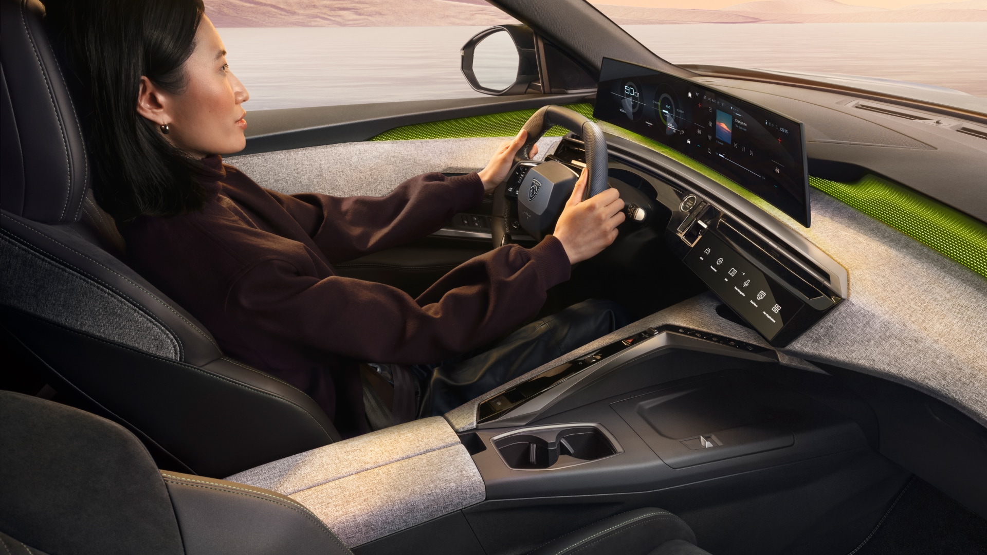 PEUGEOT 5008 Hybrid mit einer Frau am Steuer