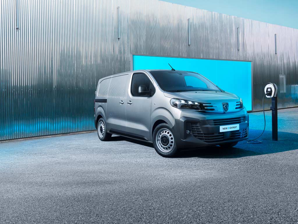 PEUGEOT E-EXPERT lädt an Ladestation