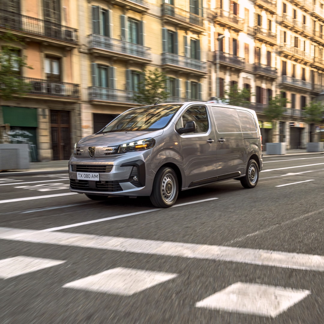 PEUGEOT Expert bei der Fahrt durch die Stadt
