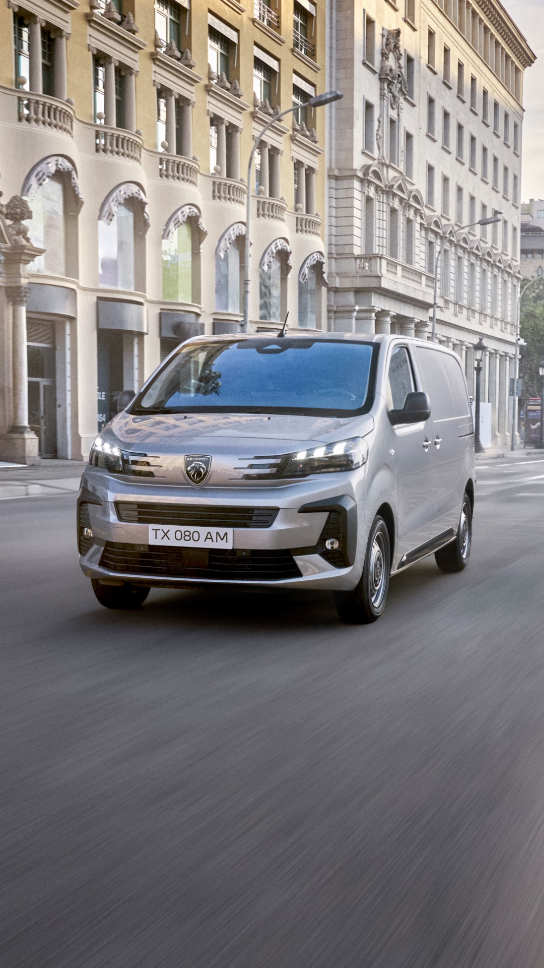 PEUGEOT EXPERT Transporter in Frontansicht bei der Fahrt durch die Stadt