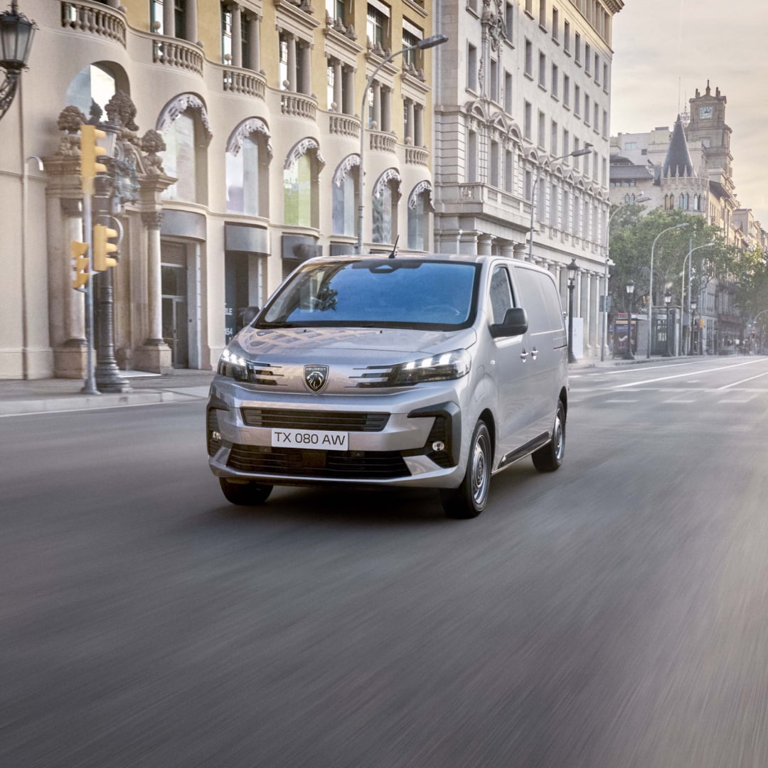 PEUGEOT E-Expert bei der Fahrt in der Stadt