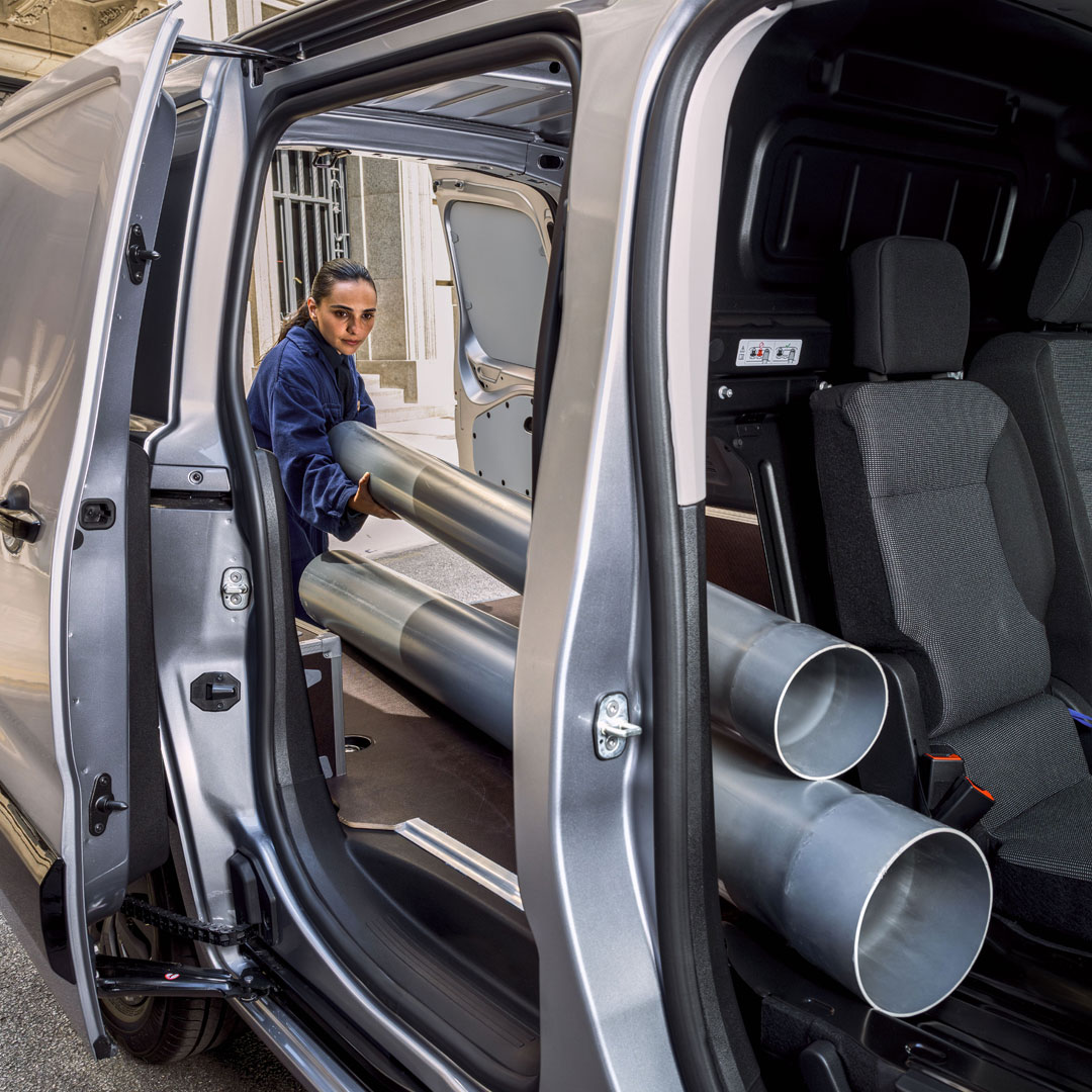 PEUGEOT E-Partner mit langen Metallrohren im Innenraum