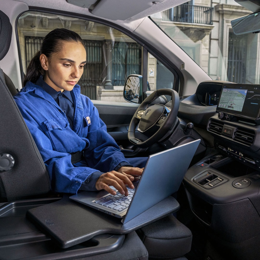Frau arbeitet in einem PEUGEOT E-Partner