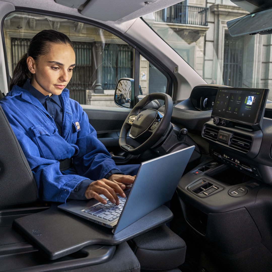 Frau bei der Arbeit in einem PEUGEOT Partner