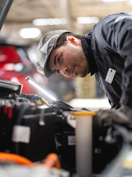 Technician trained to PEUGEOT Standards